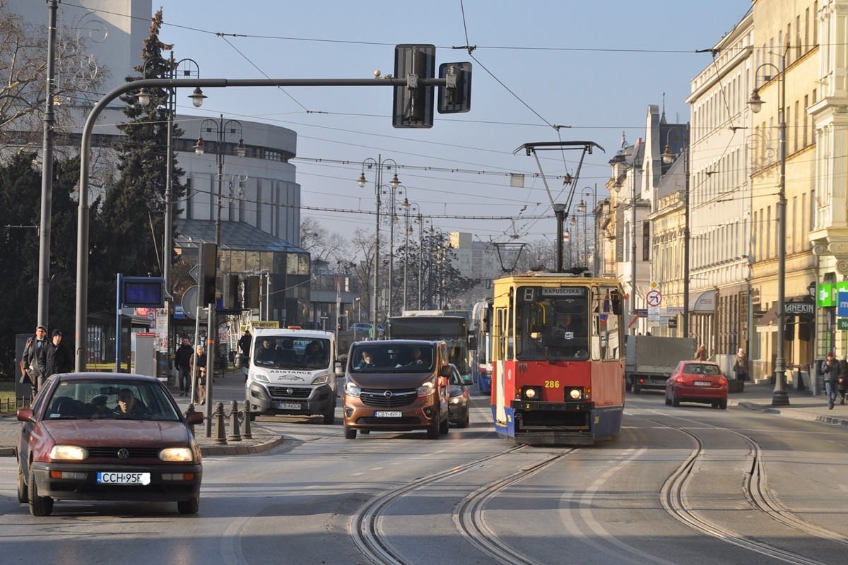 Przedłużenie trasy Uniwersyteckiej prawie gotowe. Nowa organizacja ruchu na skrzyżowaniu z Wojska Polskiego [ZDJĘCIA]