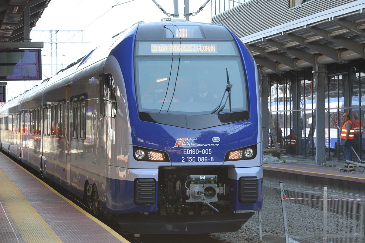 Więcej pociągów Intercity z Bydgoszczy do Warszawy? "Docelowa oferta zakłada odjazdy co godzinę" Flirt_pociąg_kolej_PKP InterCity_Stadler – Newag_ ED