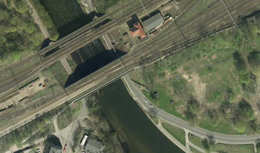 Kładka przy mostach kolejowych nad Brdą zamknięta! Dlaczego?