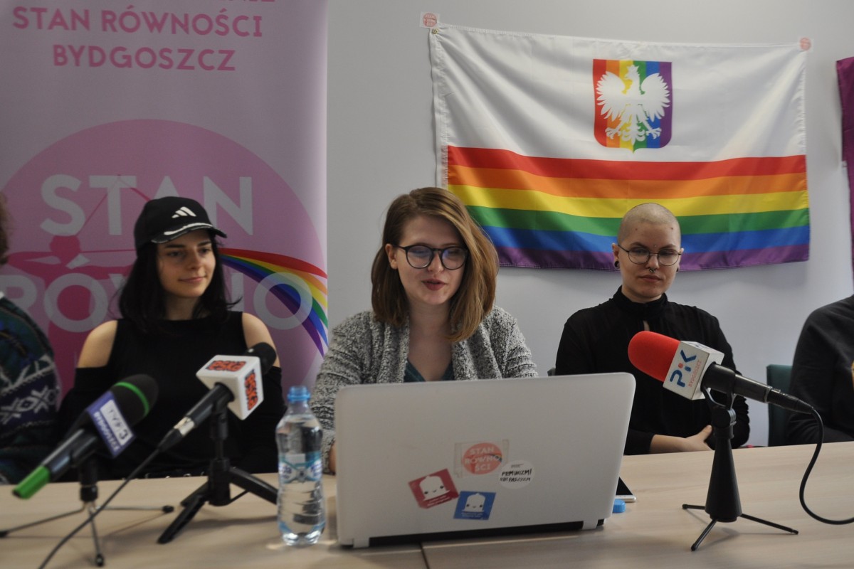 Bydgoskie organizacje poparły dążenia środowiska LGBT+. Tęczowa flaga z orłem "opuści areszt"