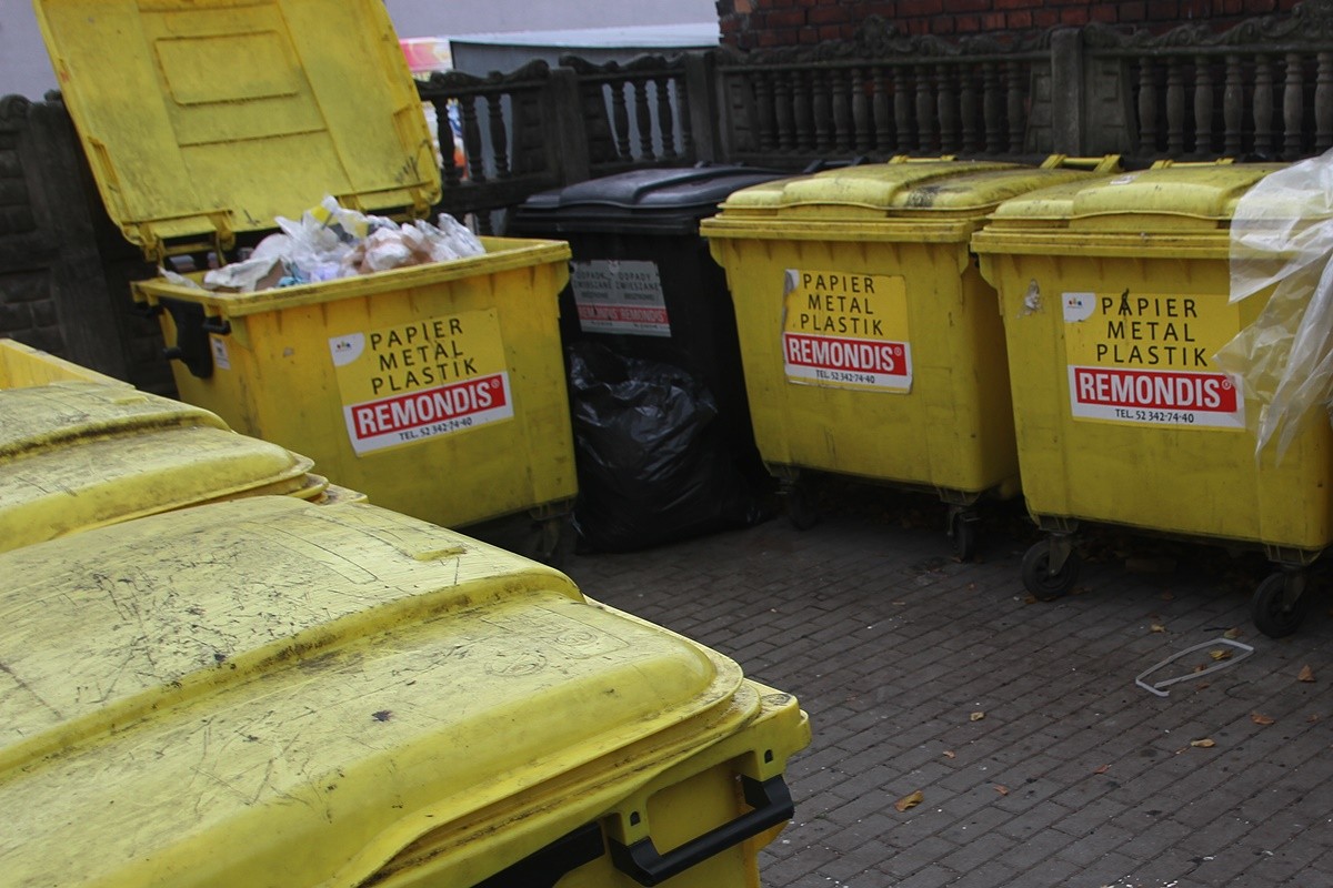 Mieszkańcy skarżą się na brak kontenerów na odpady od Komunalnika. Firma tłumaczy się epidemią