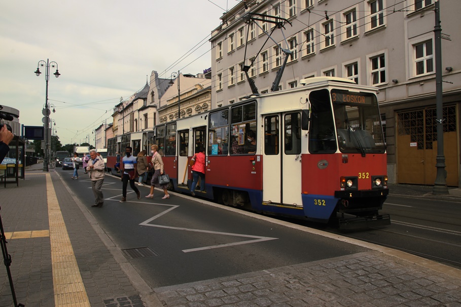 Bydgoszcz_Komunikacja Miejska_Tramwaj_linia 3, kierunek Łoskoń_Przystanek Wiedeński_Plac Teatralny – SF