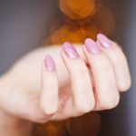 Dlaczego warto postawić na naturalne lakiery do paznokci?