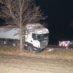 Śmiertelny wypadek na drodze krajowej. Kierowca auta osobowego zginął po zderzeniu z ciężarówką [ZDJĘCIA]