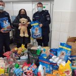 Bydgoscy policjanci pomogli schronisku dla zwierząt. Przekazali świąteczne dary