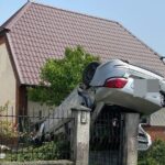 Wypadek koło Bydgoszczy. Auto dachowało i zniszczyło ogrodzenie posesji