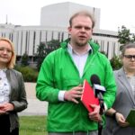 Zieloni chcą odblokowania środków z KPO. Mieszkańcy Bydgoszczy otrzymali egzemplarze Konstytucji