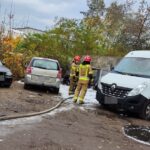 Pożar samochodu w Bydgoszczy. Uszkodzone zostały jeszcze dwa inne pojazdy