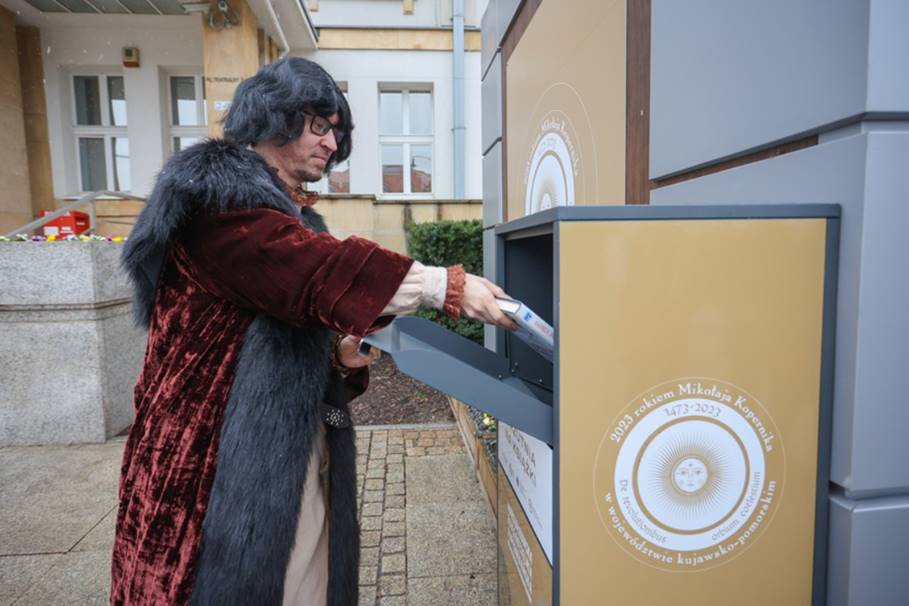 Księgodzielnia przed urzędem marszałkowskim. Zobacz, jak działa