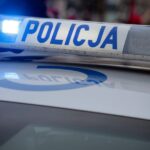Tor przeszkód na Jagiellońskiej. Policja szuka kierowcy, który przestawił stojaki i rozrzucił kamienie