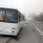 Zderzenie autobusu szkolnego z autem osobowym. Jeden uczeń zabrany do szpitala [ZDJĘCIA]