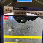 Przystanek tramwajowy w Bydgoszczy ostrzelany. Policjanci ujawnili ślady po kulach