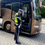 Policjanci sprawdzają autokary. Kilkanaście kontroli przed koloniami