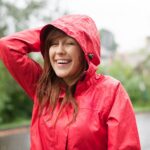 Kurtki przeciwdeszczowe damskie – modne i funkcjonalne rozwiązanie na deszczowe dni