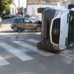 Zderzenie dwóch aut na skrzyżowaniu. Bus przewrócił się na bok [ZDJĘCIA]