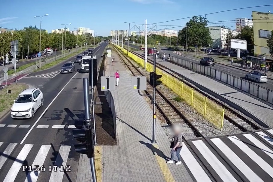 Policjanci obserwowali przejście przy dawnej kładce.