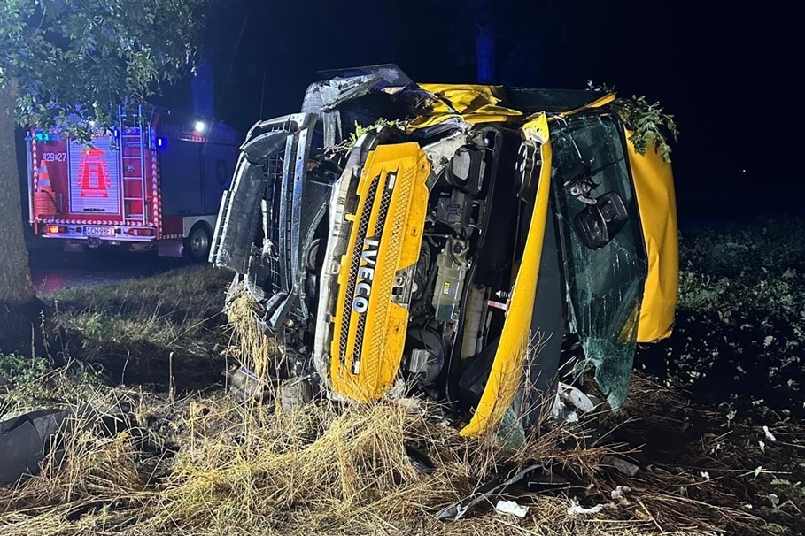 Wypadek busa przewożącego pieczywo. Kierowca zabrany do szpitala [ZDJĘCIA]