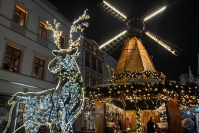 Święty Mikołaj odwiedził Bydgoski Jarmark Świąteczny. Byli też inni goście! [ZDJĘCIA]