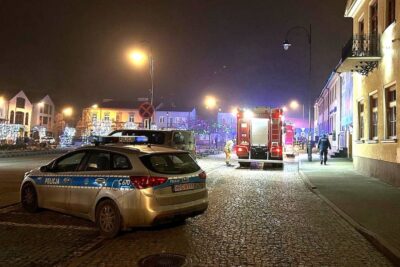 Policjanci wynieśli dwóch mężczyzn z płonącego budynku.