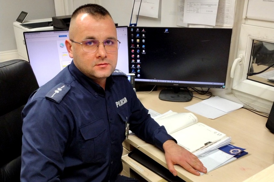 Policjant pomógł osobie niepełnosprawnej w kryzysie bezdomności.