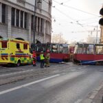 Wykolejenie tramwaju przy Savoyu. Motorniczy prawdopodobnie jechał za szybko