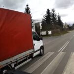 Pod Bydgoszczą omal nie doszło do tragedii. Kierowca busa złamał szereg przepisów [WIDEO]