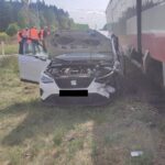 Kierujący osobowym seatem wjechał pod pociąg z Bydgoszczy do Chełmży. Znamy szczegóły