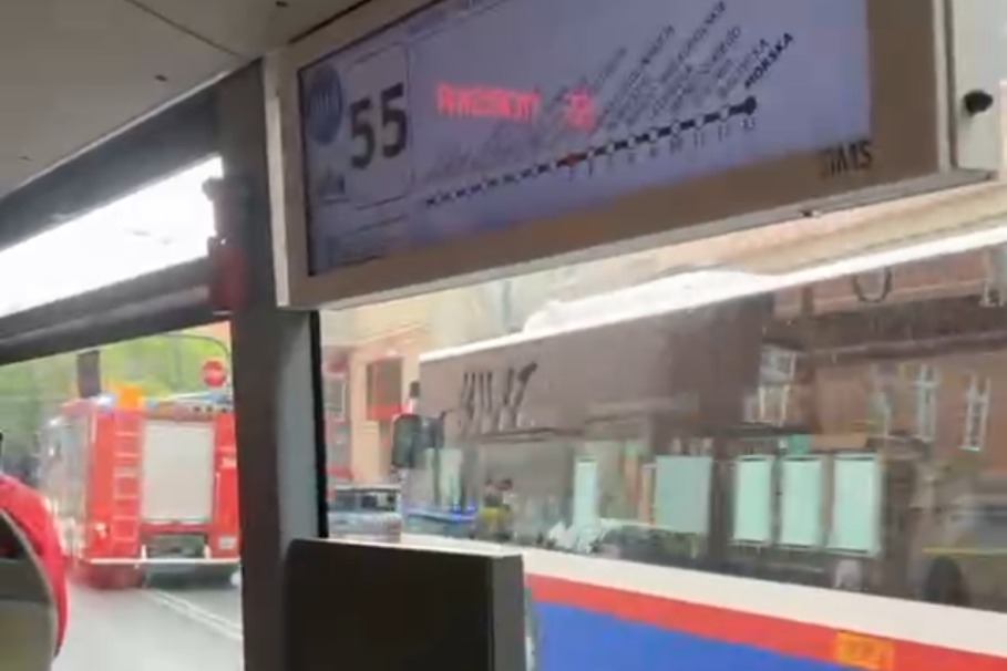 Kierowca autobusu zasnął i spowodował karambol.