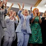 Wieczór wyborczy w sztabie Koalicji Obywatelskiej. Umiarkowana radość po wyniku exit poll [ZDJĘCIA]