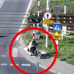 Policjanci i sokiści obserwowali przejazd przy Inwalidów. Dziwny manewr kierującego skuterem [WIDEO]