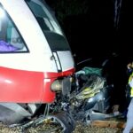 Wjechał peugeotem pod pociąg. Kierowca auta osobowego został ranny i zabrano go do szpitala 28-09-2025_wypadek_przejazd kolejowy Lubińsk_KPP Tuchola