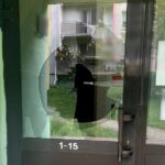 7-09-2025_wybita szyba_klatka schodowa Kapuściska_KMP Bydgoszcz
