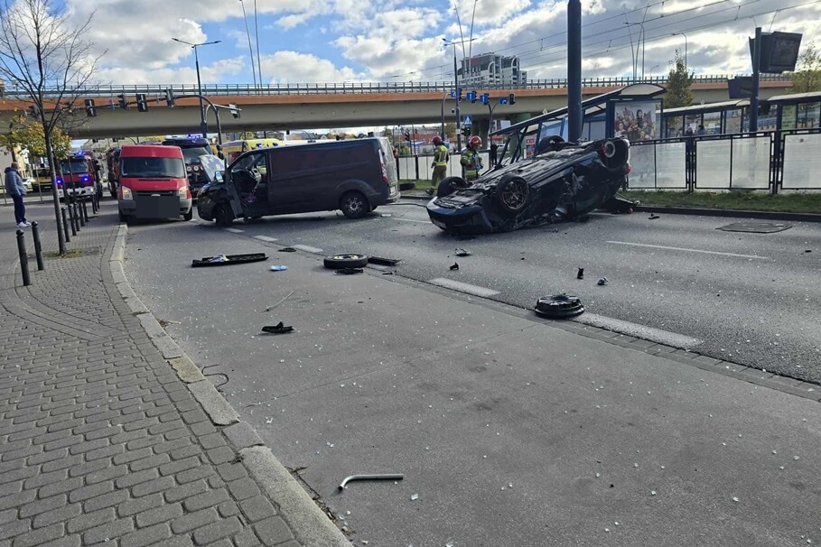 Wypadek na Jagiellońskiej. Dachowanie auta i zniszczony przystanek tramwajowy! [ZDJĘCIA]
