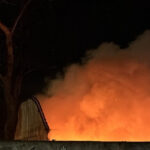 Płonęła hala produkcyjna. Strażacy natrafili w środku na zwłoki 27-28-10-2025_pożar hali Inowrocław_KP PSP Inowrocław