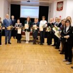Nauczyciele z terenu gminy Koronowo docenieni. Otrzymali m.in. nagrody burmistrza Nauczyciele Gmina Koronowo 2025 – Gmina Koronowo