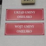 Podwyżka wynagrodzenia dla wójta gminy Osielsko stała się faktem. Maksymalna stawka Wójt gminy Osielsko tabliczka 15 października 2025 – IN