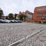 Historyczny plac w centrum miasta odzyskał dawną nawierzchnię. Nadal jest parkingiem plac solny RS