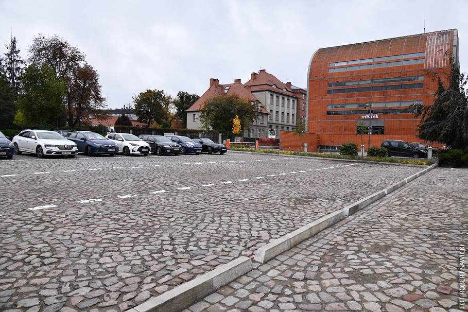 Historyczny plac w centrum miasta odzyskał dawną nawierzchnię. przez cały czas jest parkingiem