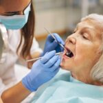 Co po wszczepieniu implantów podokostnowych? O procesie rekonwalescencji Alfa-Med w Bydgoszczy senior