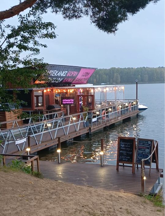 Kulinarne odkrycie na wodzie. Smak i widok, który zachwyca przez cały rok w Pieczyskach!