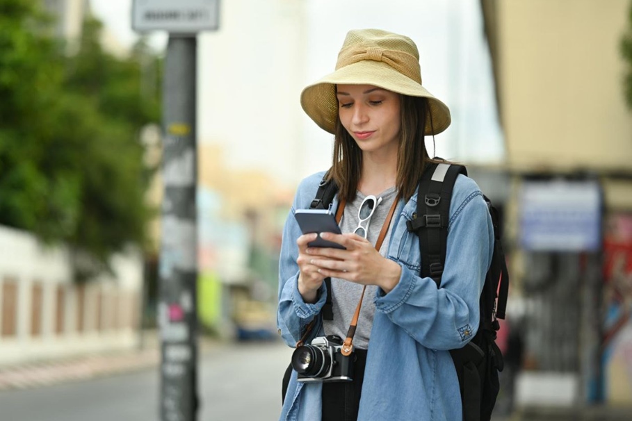 Nowoczesne technologie w służbie podróżnych — co warto wiedzieć o eSIM?
