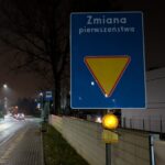 Zmiana w organizacji ruchu na Pod Skarpą zaskoczyła kierowców. Znamy szczegóły pod skarpą zmiana pierwszeństwa
