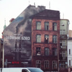 15-02-2026_Bydgoszcz_mural promujący serial Netflix Ołowiane Dzieci – SF