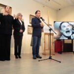 Nowy mural powstanie przy bydgoskim liceum. To hołd dla znanego aktora 5-02-2026_Bydgoszcz_konferencja prasowa_rok Leonarda Pietraszaka_Iwona Waszkiewicz, Tomasz Izajasz – SF