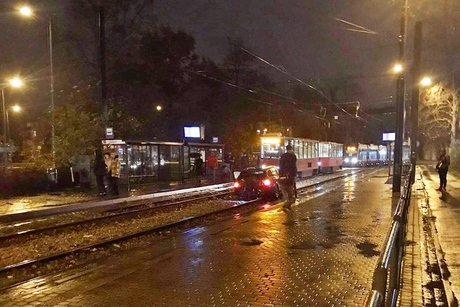 Koniec z wjazdem kierowców na torowisko przy Garbary? Społeczna interwencja