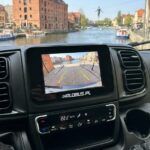 Przeprowadzka lub transport z Bydgoszczy: wypożyczalnia aut dostawczych czy kurier? Co się bardziej opłaca? kamera cofania w wynajętym aucie dostawczym