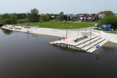 Nowoczesne nabrzeże nad rzeką w Fordonie