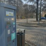 Będą nowe parkomaty na parkingu przy halach sportowych. Czy zmienią się zasady postoju? parkomat luczniczka – st