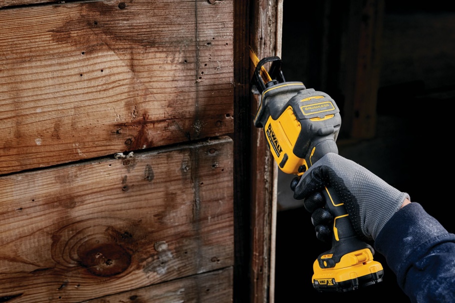 Piła szablasta - do czego naprawdę się przydaje i kiedy warto ją mieć pod ręką?