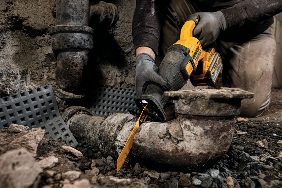 Piła szablasta - do czego naprawdę się przydaje i kiedy warto ją mieć pod ręką?